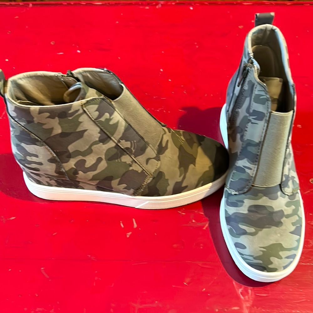 Camo wedge sneakers